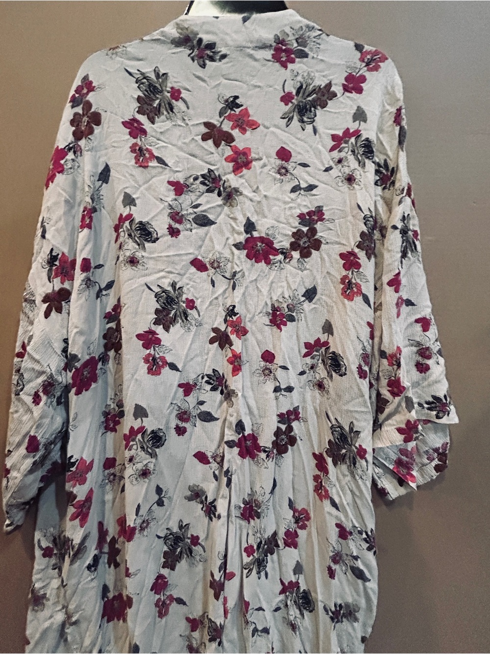 easel White Rayon Floral Duster with Red and Pink Flowers - Picture 9 of 12